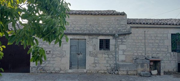 casa indipendente in vendita a Modica