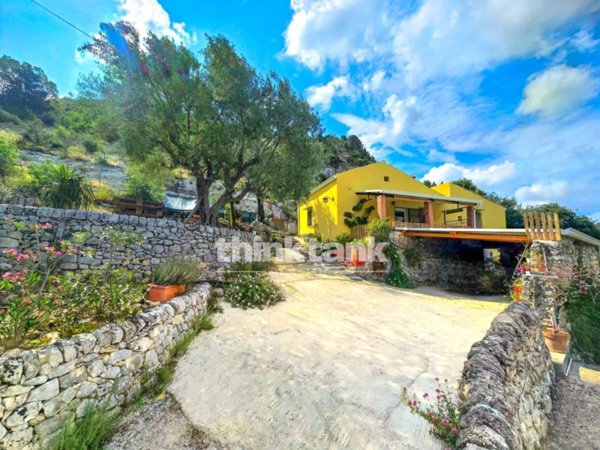 casa indipendente in vendita a Modica in zona Modica Bassa