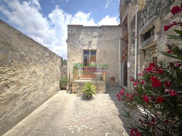 casa indipendente in vendita a Modica in zona Modica Bassa