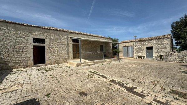 casa indipendente in vendita a Modica in zona Frigintini
