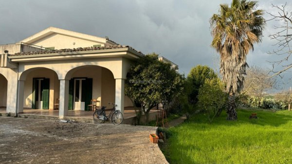 casa indipendente in vendita a Modica