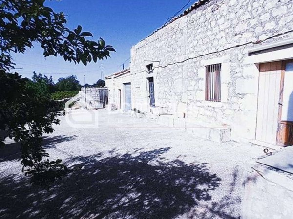 casa indipendente in vendita a Modica