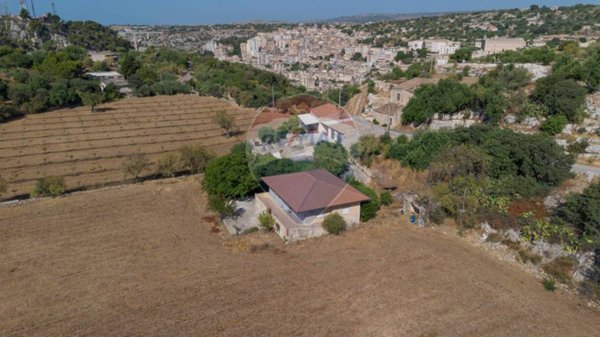 casa indipendente in vendita a Modica in zona Modica Bassa