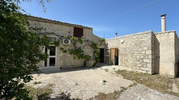casa indipendente in vendita a Modica in zona Frigintini