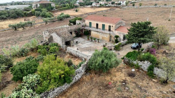 casa indipendente in vendita a Modica
