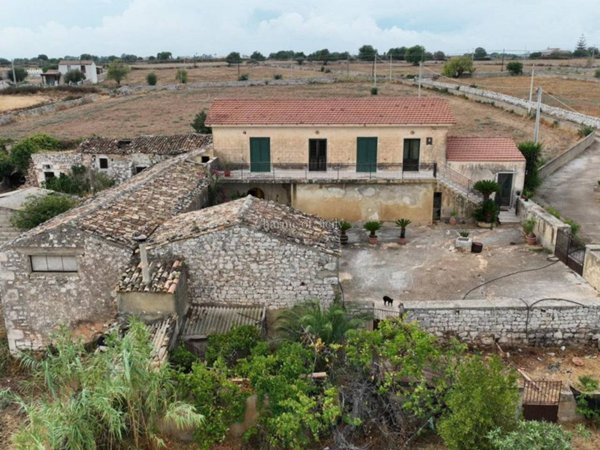 casa indipendente in vendita a Modica