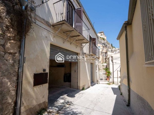 casa indipendente in vendita a Modica