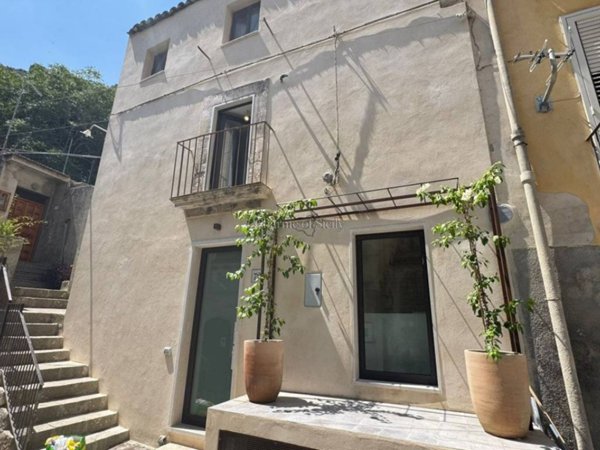 casa indipendente in vendita a Modica in zona Modica Bassa
