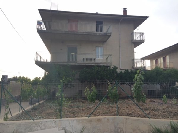 casa indipendente in vendita a Modica