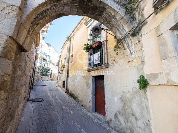 casa indipendente in vendita a Modica in zona Modica Alta