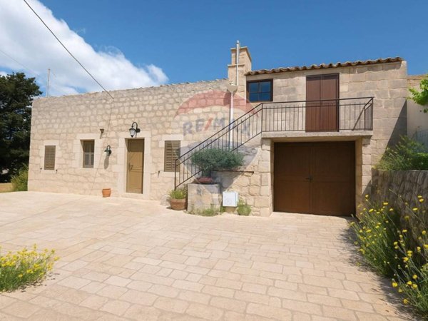 casa indipendente in vendita a Modica in zona Frigintini