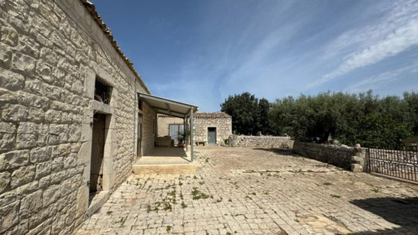 casa indipendente in vendita a Modica in zona Frigintini