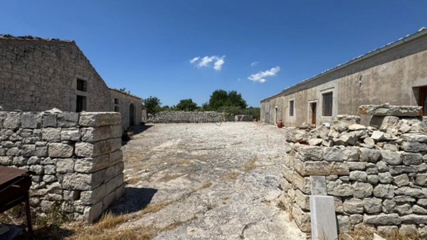 casa indipendente in vendita a Modica in zona Frigintini