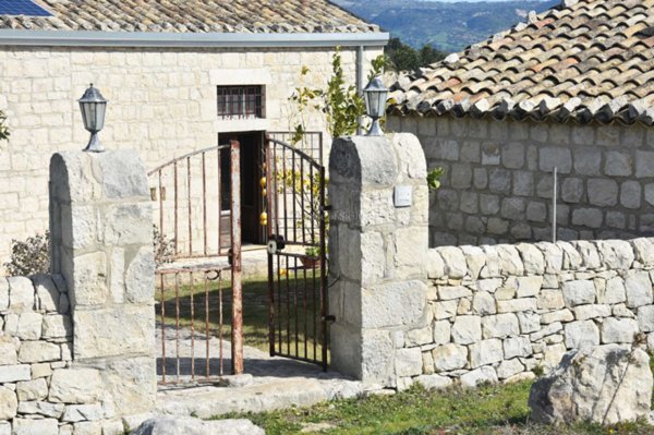 casa indipendente in vendita a Modica
