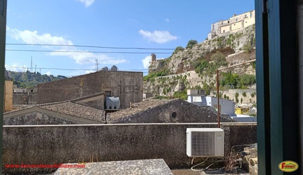 casa indipendente in vendita a Modica in zona Modica Alta