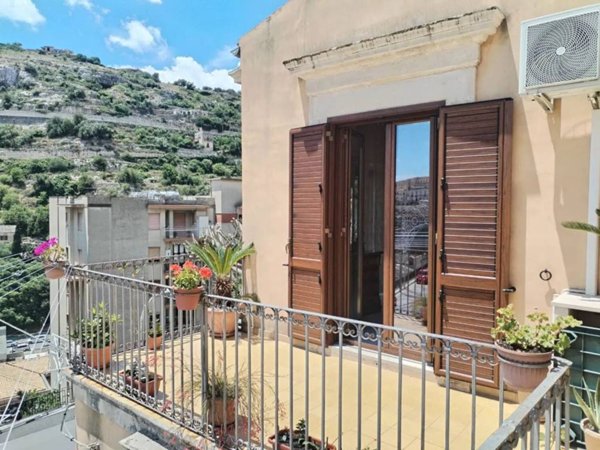casa indipendente in vendita a Modica in zona Modica Alta