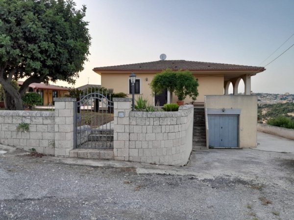 casa indipendente in vendita a Modica