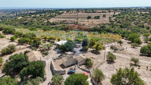 casa indipendente in vendita a Modica in zona Frigintini