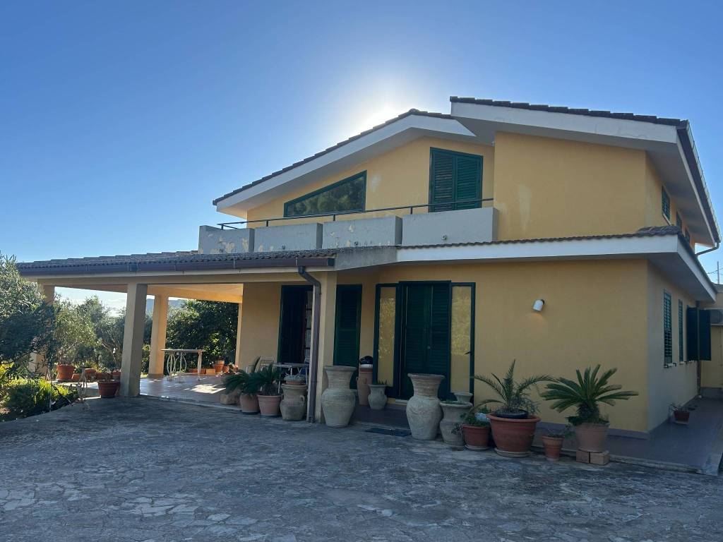 casa indipendente in vendita a Modica