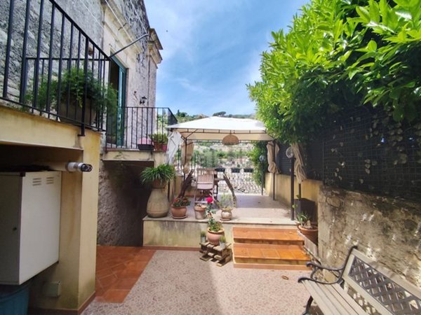 casa indipendente in vendita a Modica