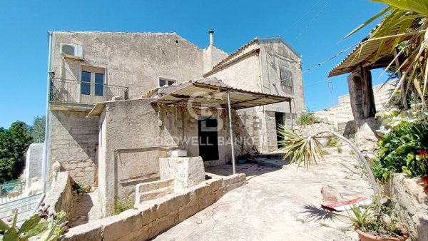 casa indipendente in vendita a Modica