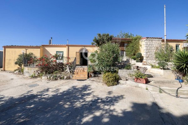 casa indipendente in vendita a Modica