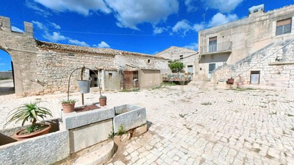 casa indipendente in vendita a Modica