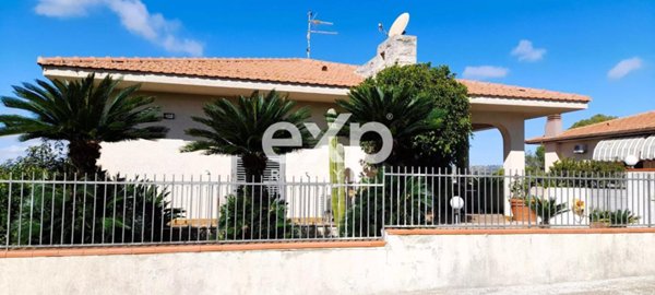 casa indipendente in vendita a Modica