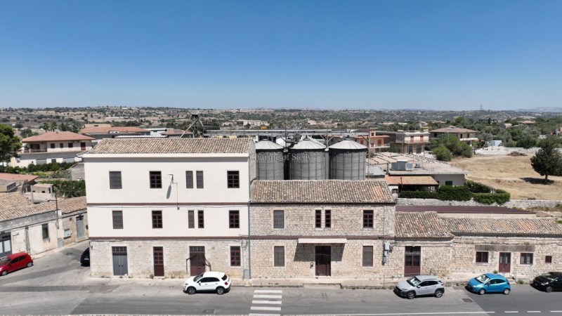 locale commerciale in vendita a Modica in zona Frigintini