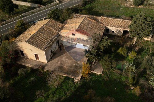 casa indipendente in vendita a Modica