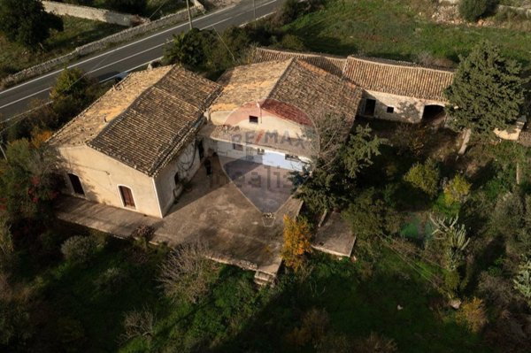 casa indipendente in vendita a Modica