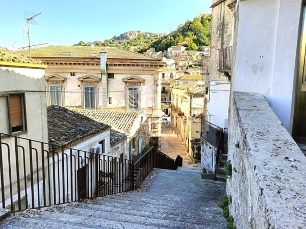 casa indipendente in vendita a Modica in zona Modica Bassa