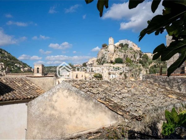 casa indipendente in vendita a Modica in zona Modica Bassa