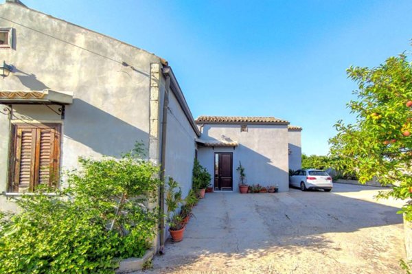 casa indipendente in vendita a Modica in zona Frigintini