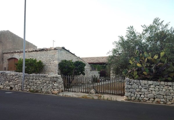 casa indipendente in vendita a Modica in zona Frigintini
