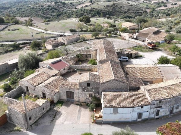 casa indipendente in vendita a Modica in zona Frigintini