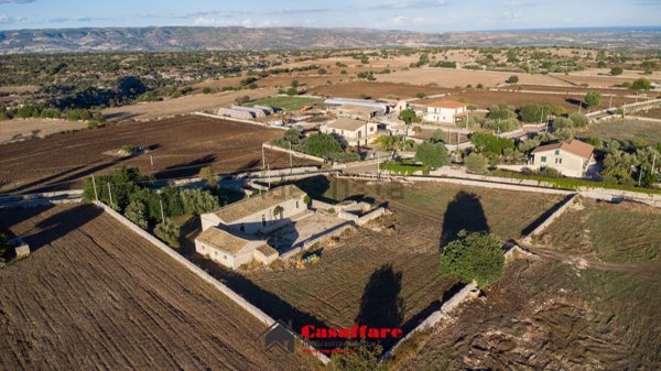 casa indipendente in vendita a Modica