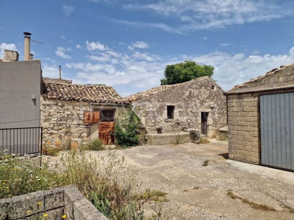 casa indipendente in vendita a Modica