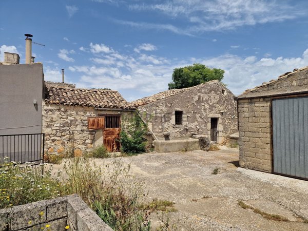casa indipendente in vendita a Modica