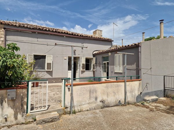 casa indipendente in vendita a Modica