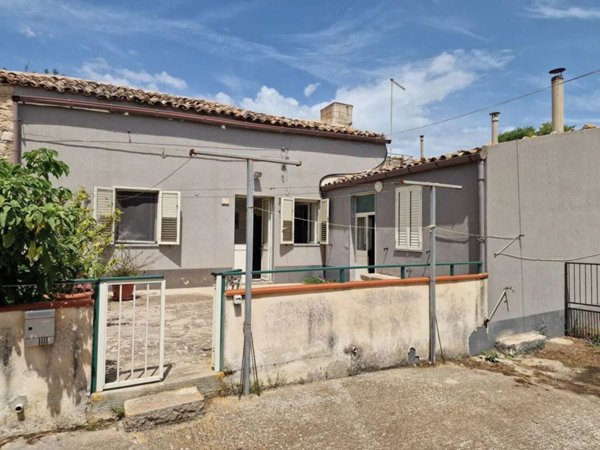 casa indipendente in vendita a Modica