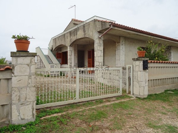 casa indipendente in vendita a Modica