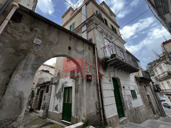 casa indipendente in vendita a Modica in zona Modica Bassa
