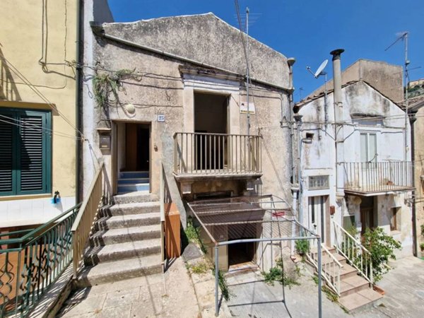 casa indipendente in vendita a Modica in zona Modica Bassa