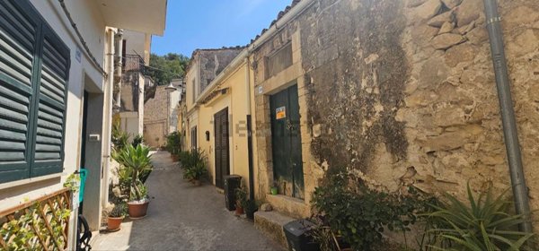 casa indipendente in vendita a Modica