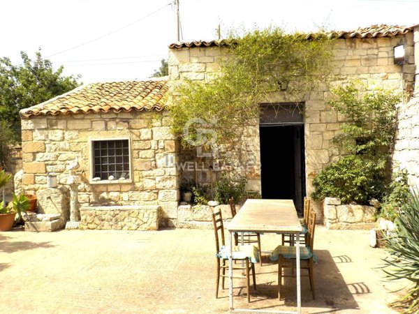 casa indipendente in vendita a Modica