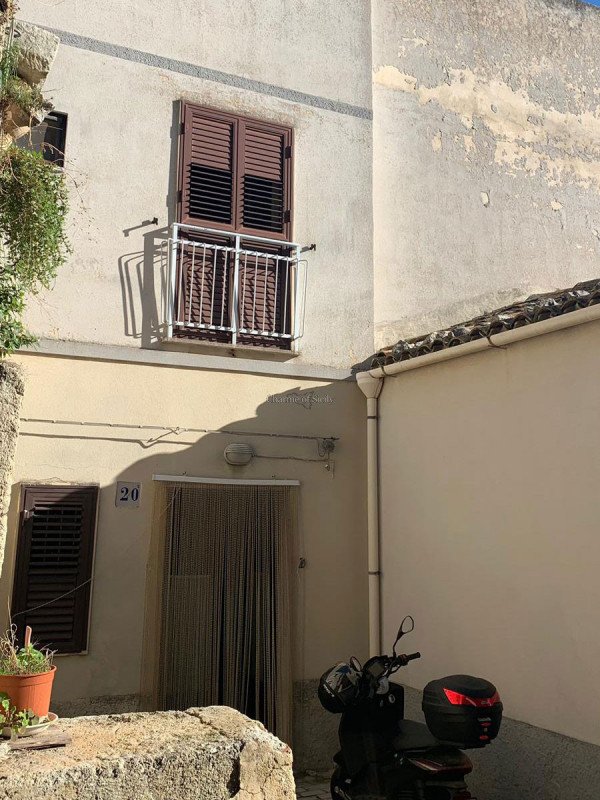 casa indipendente in vendita a Modica in zona Modica Alta