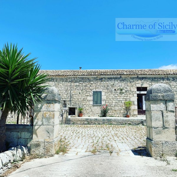 casa indipendente in vendita a Modica in zona Frigintini