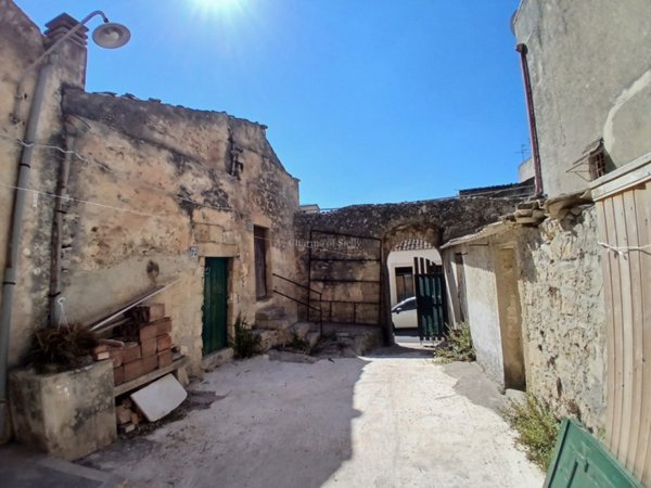 casa indipendente in vendita a Modica in zona Modica Alta