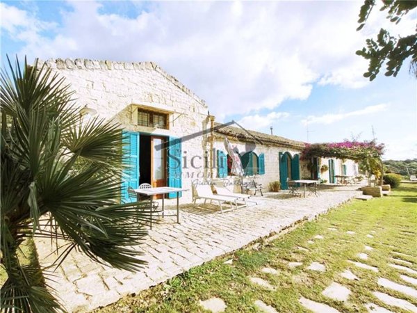 casa indipendente in vendita a Modica